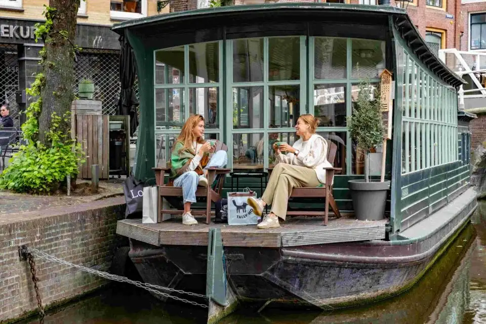Moeder en dochter op terrasboot bij Anne&Max